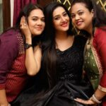 Varsha Priyadarshini Instagram - I LOVE YOU BOTH FOREVER & BEYOND ❤😘🥰💕🌈🌟👩‍👧‍👧 @bananeesahu