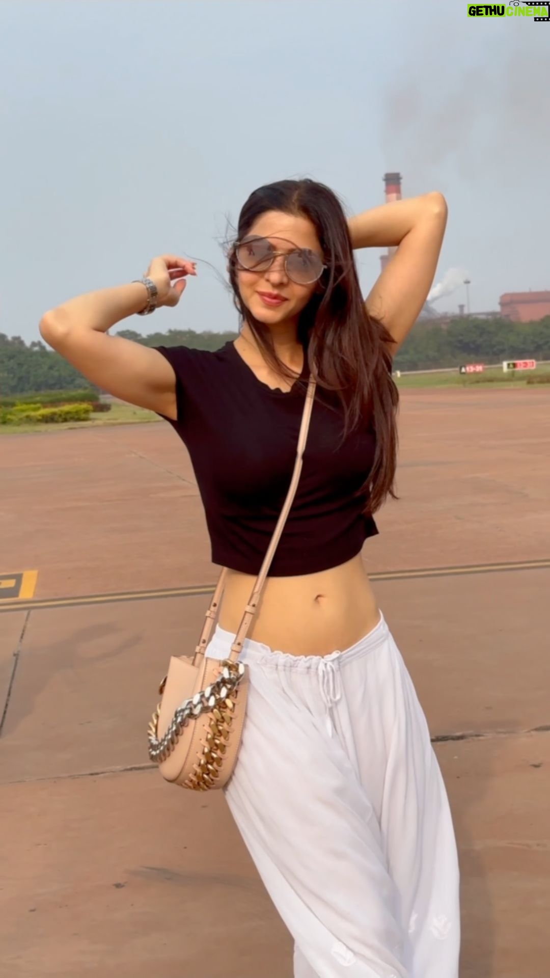 Vedhika Instagram - Time Traveller in #Hampi #Shootmode @arkamediaworks_official 🎬🎥