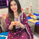 Veena Jagtap Instagram - 🪔 🌟चंद्राचा कंदील घरावरी, चांदण्यांचे तोरण दारावरी क्षितीजाचे रंग रांगोळीवरी, दिवाळीचे स्वागत घरोघरी🌟🪔 💥💥🌷दिवाळीच्या हार्दिक शुभेच्छा🌷💥💥