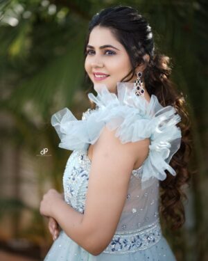 Veena Jagtap Instagram - All Our Souls Are Same ,,,,

In Real We Appear & Disappear In Each Other🌸

Make~Up Artist : @poornimas_makeover 

Outfit : @gargifashiondesigner_rental 

📸 @design_phactory