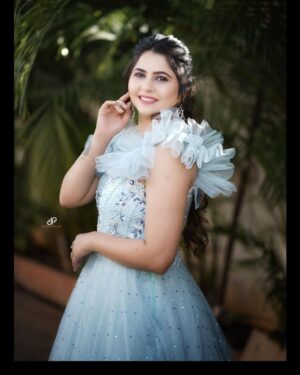 Veena Jagtap Instagram - You Call It Madness But I Call It Love💖

Make~Up Artist : @poornimas_makeover 

Outfit : @gargifashiondesigner_rental 

📸 @design_phactory
