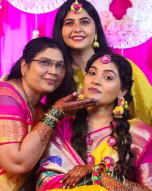 Veena Jagtap Instagram - First Post Of 2023 has to be a Family Pic ❤️

नवीन वर्षाच्या हार्दिक शुभेच्छा 2023 💕

@nirmala.jagtap11 @mishti_madhuj 💕