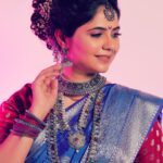 Veena Jagtap Instagram - 🌸गजवदन चतुर्थी संकटी मोरयाची | पूजा बांधिली माणिका मोतियांची || जुडी वाहिली पुष्प दुर्वांकुरांची | मनी ध्यायिली मूर्त मोरेश्र्वराची ||🌸 Makeup: @blush_on_by_shrutishah 🌸 Hair : @lavish_beauties_by_lavanya Photographer: @atish_ture_photography Location : @claystudiothane 🌸 Thane, Maharashtra, India