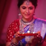 Veena Jagtap Instagram – 🌸गजवदन चतुर्थी संकटी मोरयाची |
पूजा बांधिली माणिका मोतियांची ||
जुडी वाहिली पुष्प दुर्वांकुरांची |
मनी ध्यायिली मूर्त मोरेश्र्वराची ||🌸

Makeup: @blush_on_by_shrutishah 🌸

Hair :  @lavish_beauties_by_lavanya

Photographer: @atish_ture_photography

Location : @claystudiothane