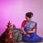 Veena Jagtap Instagram - 🌸गजवदन चतुर्थी संकटी मोरयाची | पूजा बांधिली माणिका मोतियांची || जुडी वाहिली पुष्प दुर्वांकुरांची | मनी ध्यायिली मूर्त मोरेश्र्वराची ||🌸 Makeup: @blush_on_by_shrutishah 🌸 Hair : @lavish_beauties_by_lavanya Photographer: @atish_ture_photography Location : @claystudiothane 🌸 Thane, Maharashtra, India