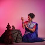 Veena Jagtap Instagram - 🌸गजवदन चतुर्थी संकटी मोरयाची | पूजा बांधिली माणिका मोतियांची || जुडी वाहिली पुष्प दुर्वांकुरांची | मनी ध्यायिली मूर्त मोरेश्र्वराची ||🌸 Makeup: @blush_on_by_shrutishah 🌸 Hair : @lavish_beauties_by_lavanya Photographer: @atish_ture_photography Location : @claystudiothane 🌸 Thane, Maharashtra, India