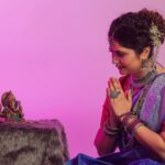 Veena Jagtap Instagram - 🌸गजवदन चतुर्थी संकटी मोरयाची | पूजा बांधिली माणिका मोतियांची || जुडी वाहिली पुष्प दुर्वांकुरांची | मनी ध्यायिली मूर्त मोरेश्र्वराची ||🌸 Makeup: @blush_on_by_shrutishah 🌸 Hair : @lavish_beauties_by_lavanya Photographer: @atish_ture_photography Location : @claystudiothane 🌸 Thane, Maharashtra, India