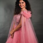 Veena Jagtap Instagram – To The Mind That Is Still,,,

The Whole Universe Surrenders🌸🌸

Makeup: @blush_on_by_shrutishah

Hair : @lavish_beauties_by_lavanya

Photographer: @atish_ture_photography

Location : @claystudiothane

Managed by : @trending_influencers Clay Studio