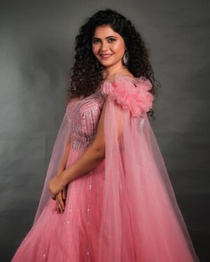 Veena Jagtap Instagram - To The Mind That Is Still,,,

The Whole Universe Surrenders🌸🌸

Makeup: @blush_on_by_shrutishah

Hair : @lavish_beauties_by_lavanya

Photographer: @atish_ture_photography

Location : @claystudiothane

Managed by : @trending_influencers