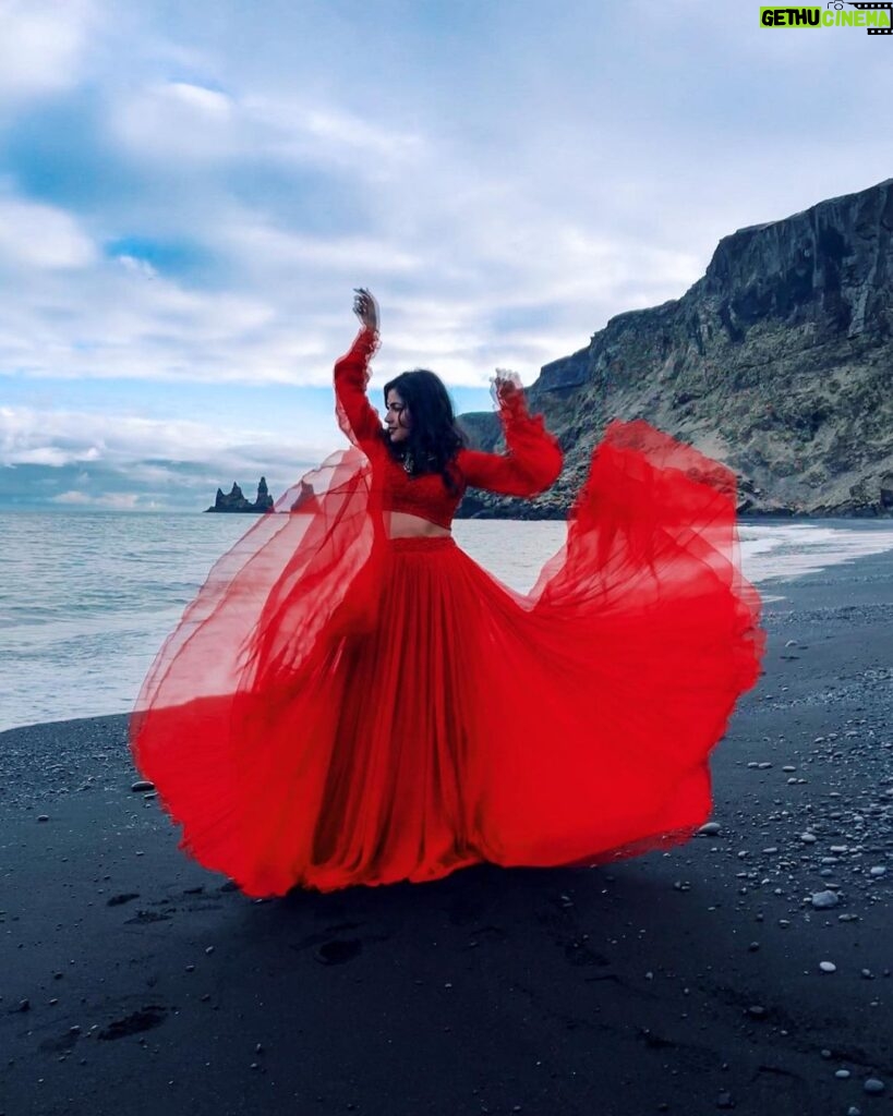 Vidya Vox Instagram - Some days at work are a dream 💃🏽 Outfit: @shopkynah Reynisfjara Black Sand Beach, Iceland
