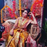 Vidya Vox Instagram - Hi guys! “Vanakkam” video out now! Starting the new year off with a love letter to all my fellow Brown women - celebrating us. I hope you enjoy this genre-bending tune that breeds bad b*tch energy and showcases our power. Happy listening! PS - Vanakkam means “Namaste” in Tamil. It is a greeting of respect, adoration & reverence. @shankartucker on the 🔥 production and the co-write!