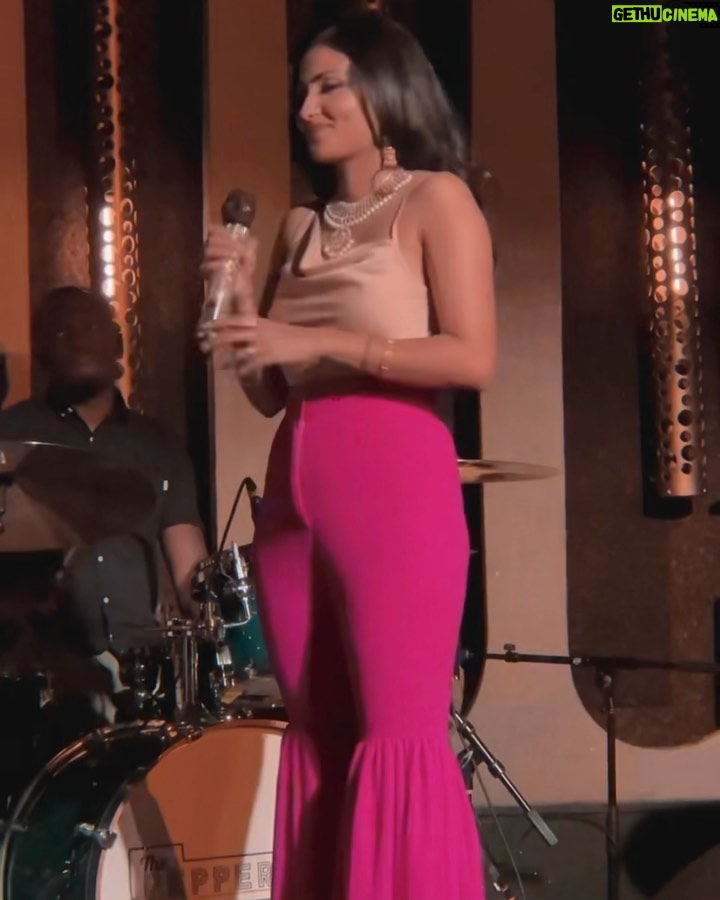 Vidya Vox Instagram - LA, Thank you so much for coming out, it was so much fun! Swipe to see ๐๐ฝ I was so nervous to play the new music, thank you for being supportive! Big shoutout to the best musicians @shankartucker ๐น@efajrmusic ๐ฅ @enobae ๐ธ @breakingsoundla @thepeppermintclub ๐ธ: @lokiiproblematic @rianjalimusic @blogilates @m2ray_ The Peppermint Club