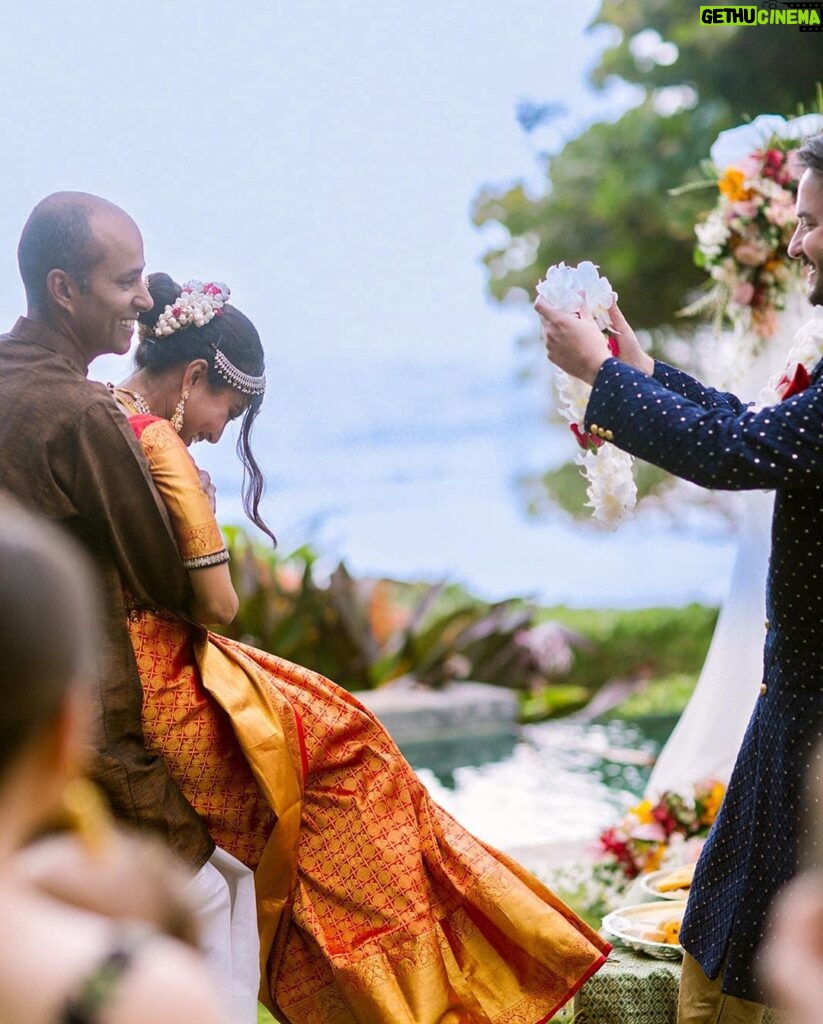Vidya Vox Instagram - My sister @_vandanaiyer_ got married to @beckstreetsback in front of their immediate families in the sweetest ceremonies. It was so beautiful! Here are some of my fav pics from ceremony 1 🥰❤️ Kahuku, Hawaii