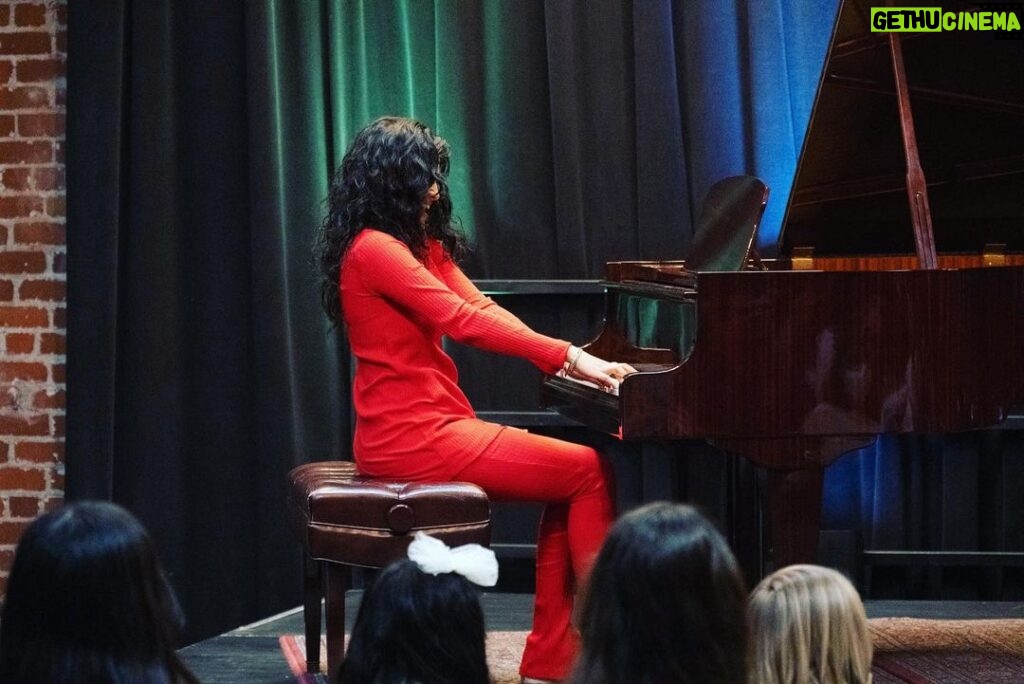 Vidya Vox Instagram - I gave my first ever piano recital a few weeks ago & performed the Bach Cmaj Prelude babyyyy!! Even though my peers were basically all 10 year olds, this was a big moment for me. I’ve always wanted to learn piano growing up but never had the opportunity. I’ve been learning formally for the last two years and it’s expanded my artistry in so many ways. Learning an instrument is so damn hard as an adult but I have the best teacher who makes it seem easy, thanks JP! ❤️