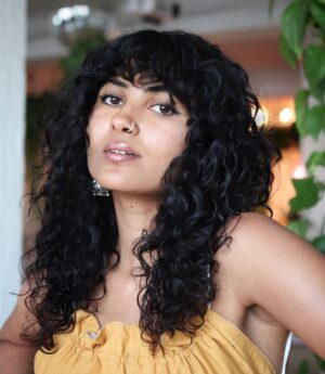 Vidya Vox Instagram - Learning to love my natural curls has been a journey and I’m embracing it more and more! 💃🏽 Thanks to @shankartucker & @marisacuts for always encouraging me to rock my natural hair for so many years. I finally took the plunge! Here’s to self love and so many more good hair days 😘

Cut & style: @marisacuts
Eyeliner: @kulfi.beauty