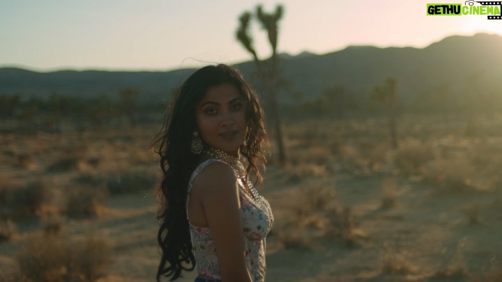 Vidya Vox Instagram - 🚨NEW SONG ALERT🚨 “Melt In My Touch” now live on my YouTube channel and all streaming platforms! Chegggitt and you won’t be cheugy