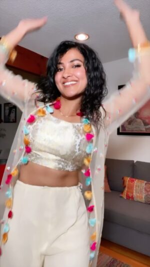 Vidya Vox Instagram - ^ this took me way too long to make 😂 groove with me! Tag #NachleChallenge in videos of you doing these moves (or create your own) & I’ll share my favs on my IG. Can’t wait to see your moves! It's been blast collabing with @shankartucker, @all_that_wordplay & @trichgraceann to create Nachle. 

Wearing my fav @payalsinghal’s new collection for @indya. 

#NachleChallenge #BacardiSessions
#DoWhatMovesYou