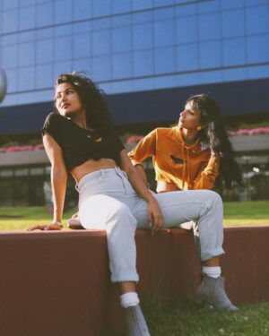 Vidya Vox Instagram - Being casual in front of some buildings 🤣🤣 @tlviclothing Tamil crop & Turmeric hoodie