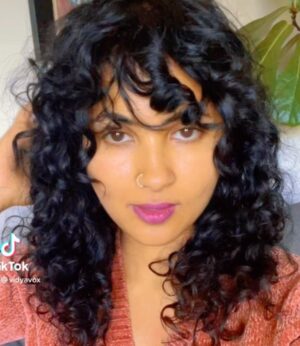 Vidya Vox Instagram - Learning to love my natural curls has been a journey and I’m embracing it more and more! 💃🏽 Thanks to @shankartucker & @marisacuts for always encouraging me to rock my natural hair for so many years. I finally took the plunge! Here’s to self love and so many more good hair days 😘

Cut & style: @marisacuts
Eyeliner: @kulfi.beauty