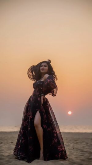Vidya Vox Instagram - Used my time wisely in-between takes 😉 I could’ve spent forever on this beach @keralatourism. New video coming SO soon!

Wearing a custom dress, styled by @remyaansuyasuresh 
Music remix: @iamgravero