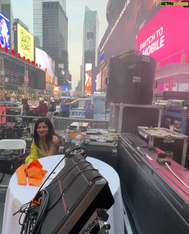 Vidya Vox Instagram - Quick jaunt in NYC was filled with lovely people, incredible food, some singing and chaos 🥳🥰 @semmanyc @chef.vijayakumar was such a highlight, still dreaming about all the food, can’t wait to be back! New York City Times Square