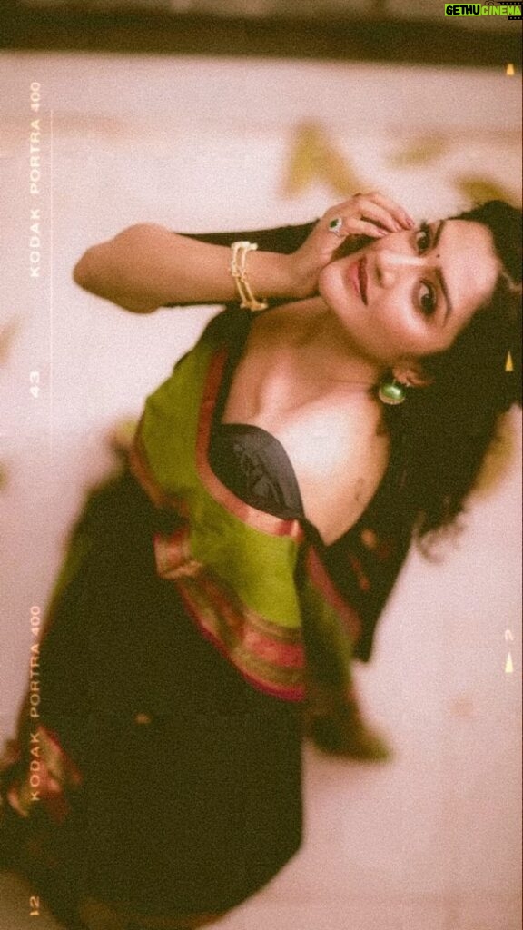Vimala Raman Instagram - A reel in a reel 🎞️😎 . . . #reels #reelitfeelit #reelit #people #trendingreels #shoot #photoshoot #saree #sareelove #sareefashion #blacksaree #traditional #photography #fun #love #actor #actress #vimalaraman