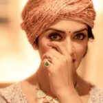 Vimala Raman Instagram - “Look the world straight in the face“ #helenkeller 🧡 Thanks to my loves for this 😘❤️ #photographer @camerasenthil #makeup @makeupibrahim #hairstylist @hairstylists_vijayaraghavan @yasinhairstylist Shoot organised by none other @rrajeshananda ❤️ . . . #shoot #photoshoot #ethnic #style #look #fashion #love #latest #new #keepitreal #face #photography #actor #actress #vimalaraman