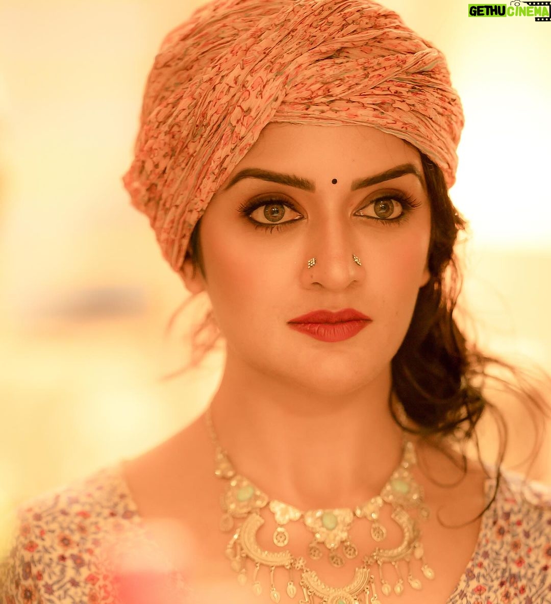 Vimala Raman Instagram - “Look the world straight in the face“ #helenkeller 🧡 Thanks to my loves for this 😘❤️ #photographer @camerasenthil #makeup @makeupibrahim #hairstylist @hairstylists_vijayaraghavan @yasinhairstylist Shoot organised by none other @rrajeshananda ❤️ . . . #shoot #photoshoot #ethnic #style #look #fashion #love #latest #new #keepitreal #face #photography #actor #actress #vimalaraman