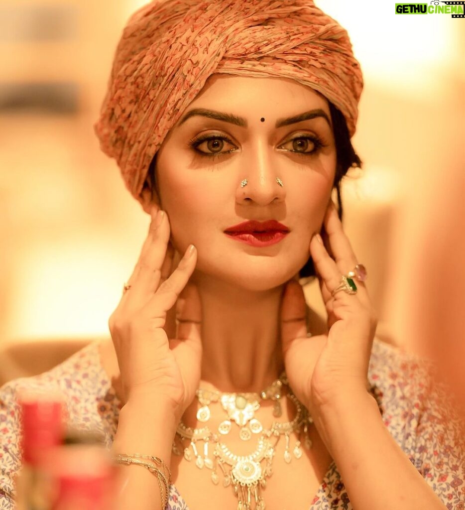 Vimala Raman Instagram - “Look the world straight in the face“ #helenkeller 🧡 Thanks to my loves for this 😘❤️ #photographer @camerasenthil #makeup @makeupibrahim #hairstylist @hairstylists_vijayaraghavan @yasinhairstylist Shoot organised by none other @rrajeshananda ❤️ . . . #shoot #photoshoot #ethnic #style #look #fashion #love #latest #new #keepitreal #face #photography #actor #actress #vimalaraman
