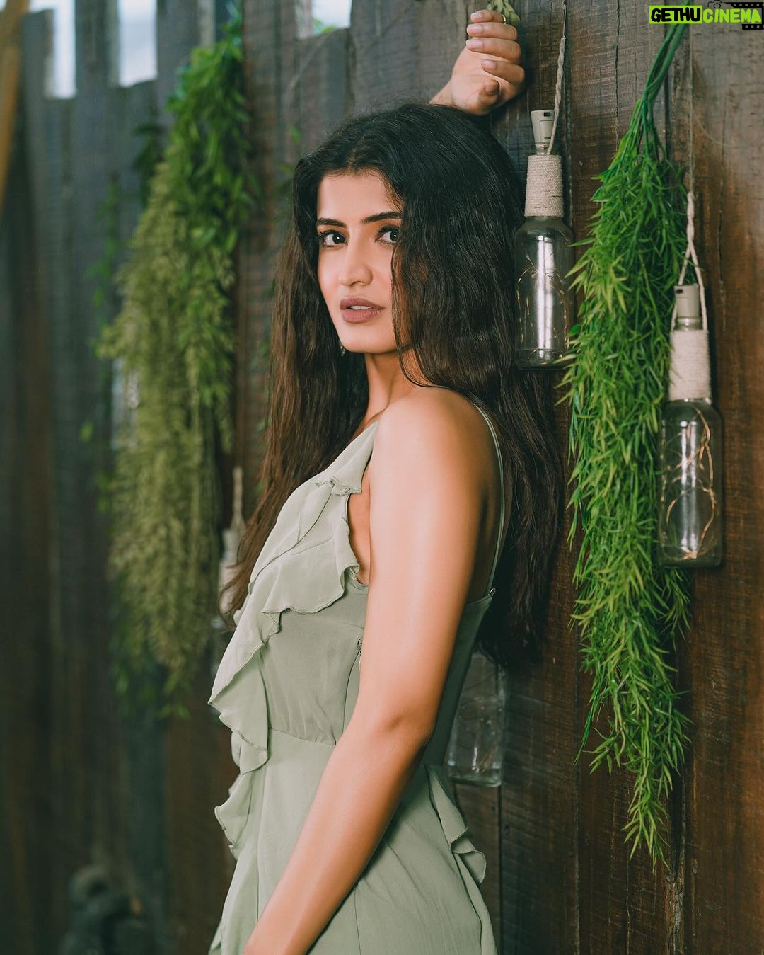 Vinali Bhatnagar - 15K Likes - Throwback🍃