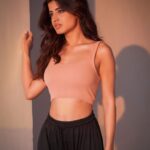 Vinali Bhatnagar Instagram - When unplanned random pictures turn out well! Ohh the glow though💋 . . 📷: @smileplease_25 . . #love #sunday #candid #random #click #pictures