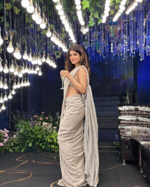 Vinali Bhatnagar Instagram - Some apple juice?🍎 SWIPE⏭️
.
Styled by: @akankshakawediastyle 
Outfit @kalkifashion
Jewellery @justjeweleryindia
Bag @eena.official

.
.
.
#wedding #stealthelook #stealthelook #loveit #lifestyle #outfitgrid