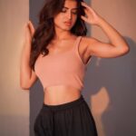 Vinali Bhatnagar Instagram - When unplanned random pictures turn out well! Ohh the glow though💋 . . 📷: @smileplease_25 . . #love #sunday #candid #random #click #pictures