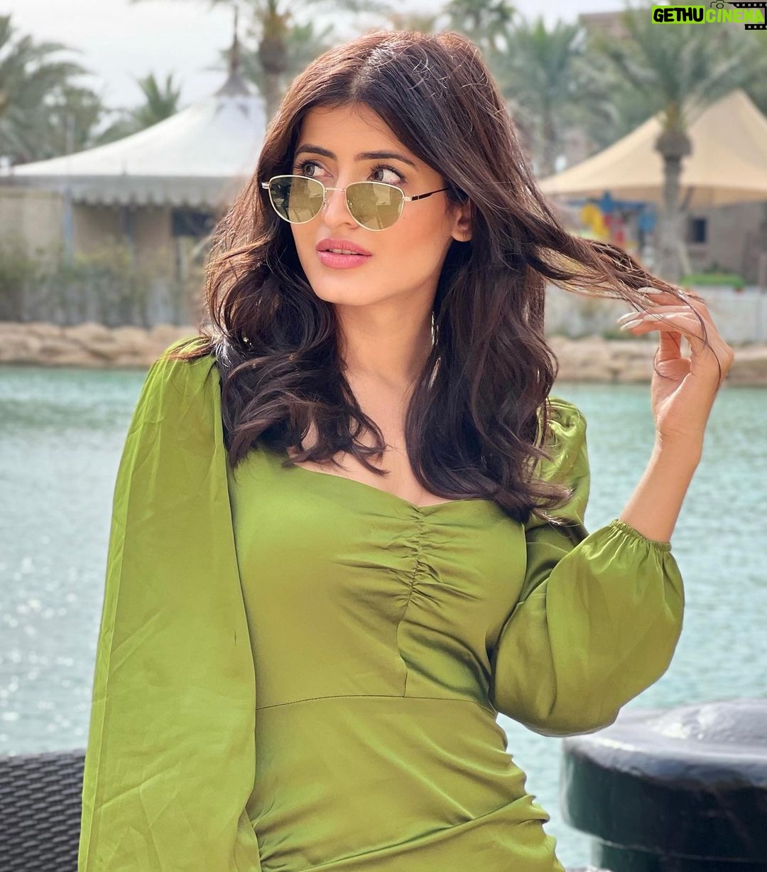 Vinali Bhatnagar Instagram - What are you looking at?💋 . . . . #throwback #podd #favorite #greenvibes #igers #createexplore #instait #dubai #tour