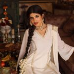 Vinali Bhatnagar Instagram - Is rooh ke khaali panne mai, rang chadhna abhi baaki hai🕊️ . . . . #life #instabeautiful #igers #white #love #colours