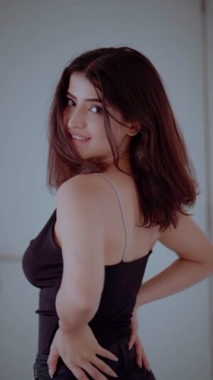 Vinali Bhatnagar Instagram - I wanna show you off💋
.
.
.
.
🎥: @dieppj 

#show #craze #lover #trends #feels