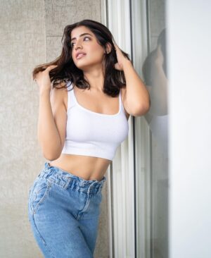 Vinali Bhatnagar Instagram - Out of captions. Suggestions? Would be putting the best caption here!
.
.
📷: @saurabh_sonkar 
.
.
#life #vibe #igers #crazy #caption #instait