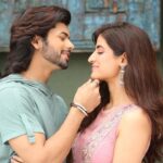 Vinali Bhatnagar Instagram - Luv aur chahat aa gayein hai aapse milne💛 . . . . #kisikabhaikisikijaan #luv #chahat #bts #theday #movies