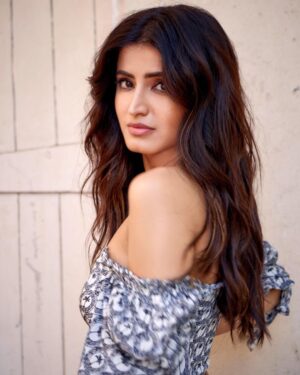 Vinali Bhatnagar Instagram - Wooshh💨
#day3 #kisikabhaikisikijaan 
.
Shot by: @kaasastudio 

Make up : @mitavaswani 
Hair stylist : @tinamukharjee Assistant : @palashipramanik 
Styled by : @sanamratansi
Assisted by : @saumya_santosh @nirikshapoojary_
Outfit : @theiaso_official
Jewellery : @myrhabyrhea
Footwear : @monrowshoes

.
.
.
.
#potd #love #live #blacknwhite #cord #shoot