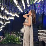 Vinali Bhatnagar Instagram - Some apple juice?🍎 SWIPE⏭️ . Styled by: @akankshakawediastyle Outfit @kalkifashion Jewellery @justjeweleryindia Bag @eena.official . . . #wedding #stealthelook #stealthelook #loveit #lifestyle #outfitgrid