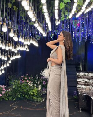 Vinali Bhatnagar Instagram - Some apple juice?🍎 SWIPE⏭️
.
Styled by: @akankshakawediastyle 
Outfit @kalkifashion
Jewellery @justjeweleryindia
Bag @eena.official

.
.
.
#wedding #stealthelook #stealthelook #loveit #lifestyle #outfitgrid