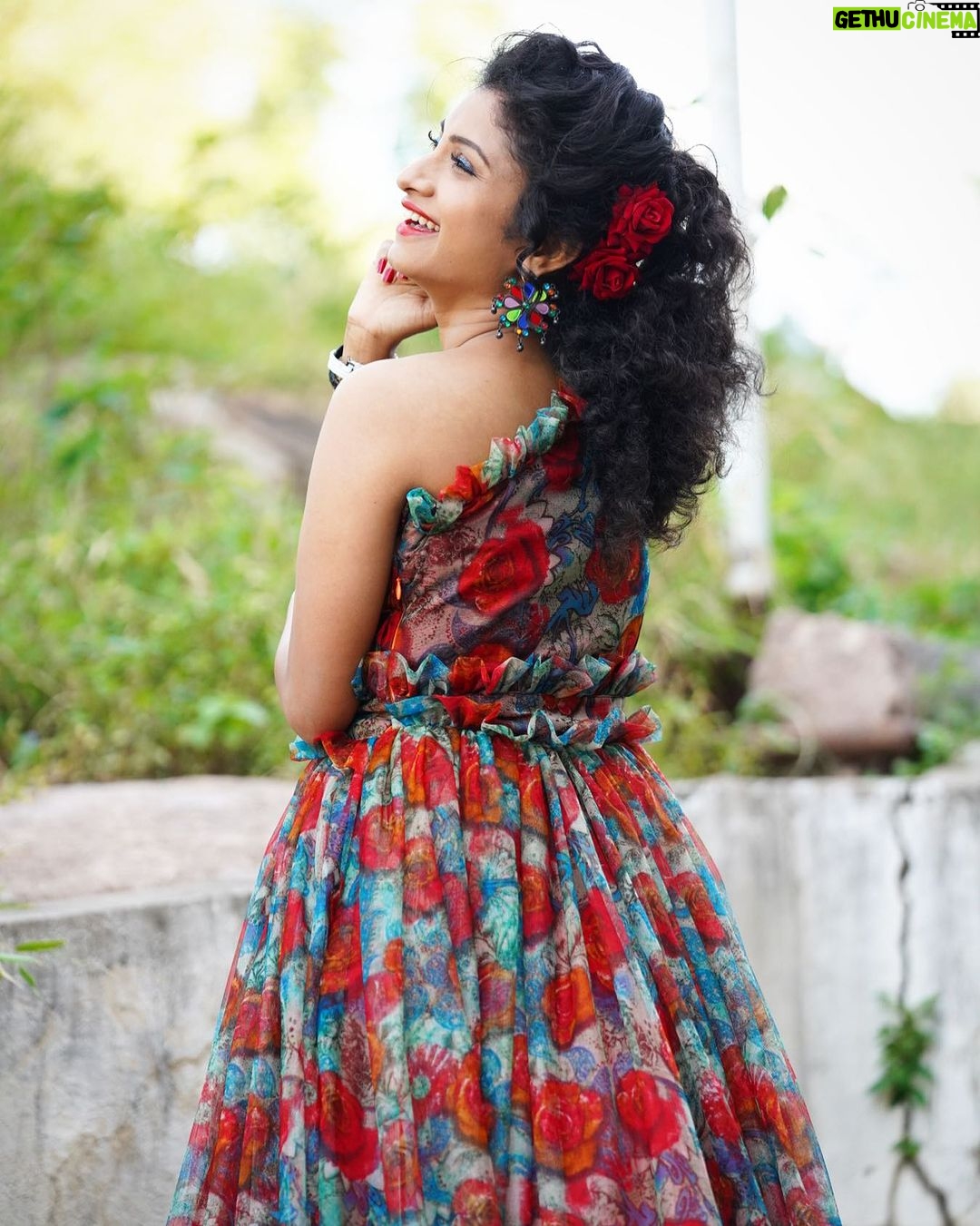 Vishnu Priya Instagram - You carry so much love in your heart..! Give some to yourself π€©π€π«Άπ» . . . . . . . . #self #selflove #sunset #sidshnu #subscribe #like #share #thankyouthankyouthankyou #spreadlove #spreadpositivity #loveyouall
