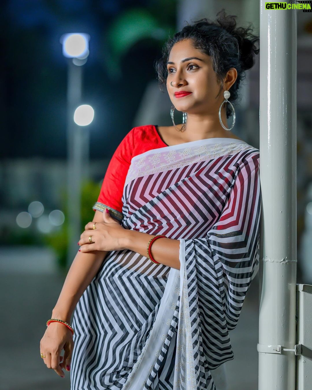 Vishnu Priya Instagram - Wear it to flaunt it π . Saree from @lokaa_fashions βοΈ . π·: @the_pixel__photography βοΈ . #photography #photo #photooftheday #photographylovers #saree #sareeindia #sareecollection #sareefashion #instagood #instalove #insta #sidshnu #subscribe #like #share #thankyouall #loveyouall