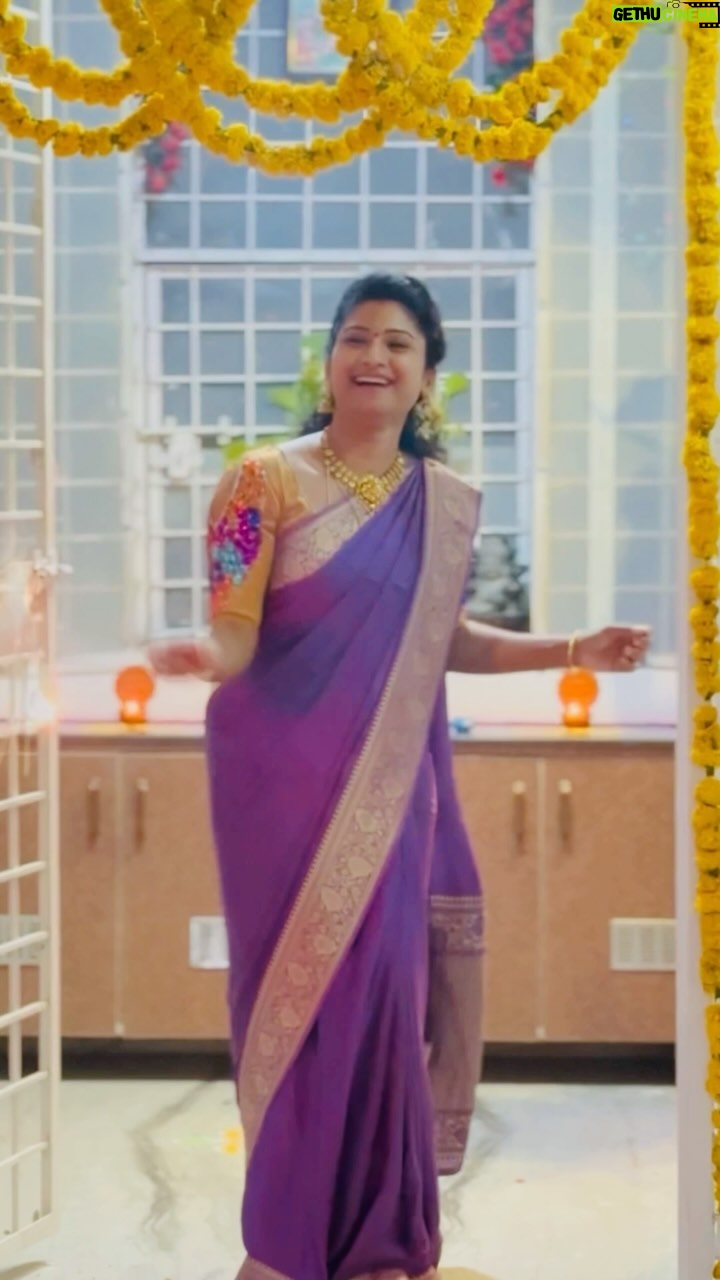 Vishnu Priya Instagram - Six yards of pure happiness π . Beautiful saree from : @singhanias_hyd π . #saree #sareelove #sareefashion #sareeindia #sareecollection #traditional #festival #festivewear #festivals #instagram #instagood #insta #instalove #instadaily #sidshnu #subscribe #like #share #thankyou #loveyouall
