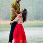 Vishnu Priya Instagram - Pottidhi Gattidhi andoyeeeee 😂🤣 . . 📷: @nikhilvsns 💜💚 . . #couple #couplegoals #hubby #wife #vacation #kerala #munnar #nature #love #photography #photooftheday #instagram #insta #spreadlove #spreadpositivity #sidshnu #subscribe #like #share #comment #vlogs #shorts #keepsupporting #loveyou