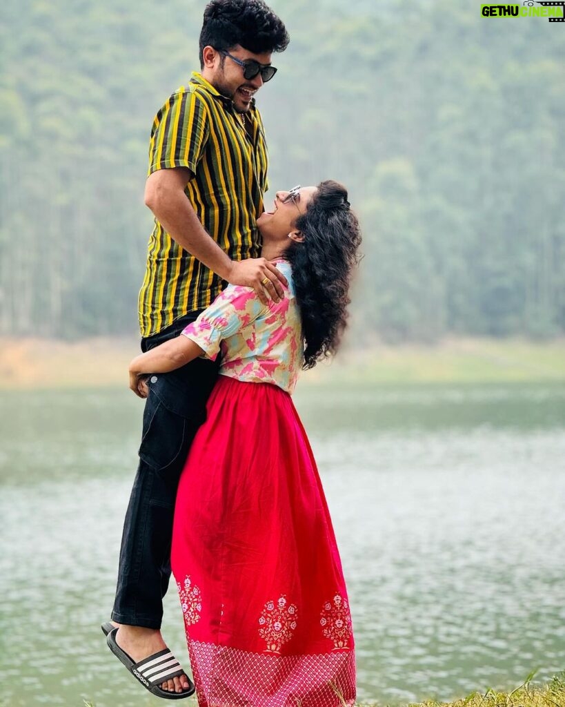 Vishnu Priya Instagram - Pottidhi Gattidhi andoyeeeee 😂🤣 . . 📷: @nikhilvsns 💜💚 . . #couple #couplegoals #hubby #wife #vacation #kerala #munnar #nature #love #photography #photooftheday #instagram #insta #spreadlove #spreadpositivity #sidshnu #subscribe #like #share #comment #vlogs #shorts #keepsupporting #loveyou