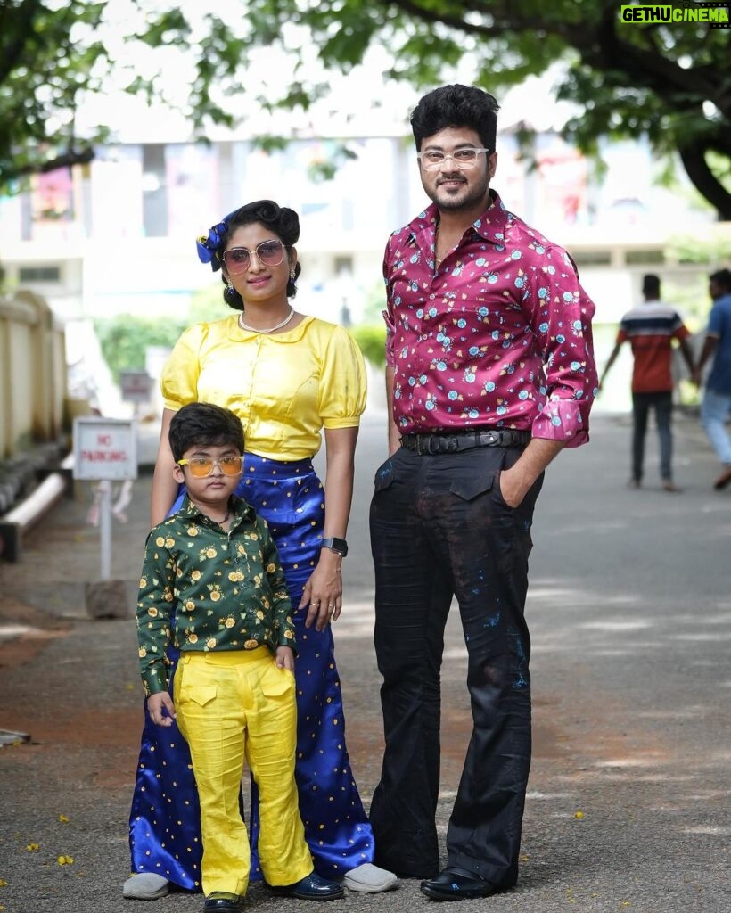 Vishnu Priya Instagram - Family no 1 👍🏻♥️ . Don’t miss to watch this retro themed episode 🤩 Every sunday at 11am 🕚 🤗 . Retro family combo costumes from my most favourite : @wardrobe.talks ♥️ . 📷: @paulino_pictures ♥️ . Hairstylist: @s.bhavani_hairstyler ♥️ . . . #retro #oldisgold #attire #outfits #kids #love #family #blessed #blessings #zeetelugu #reality #realityshow #fun #entertainment #magic #support #audience #instagram #instagood #instalove #instalike #sidshnu #subscribe #like #share #comment #thankyou #keepsupporting #loveyouall