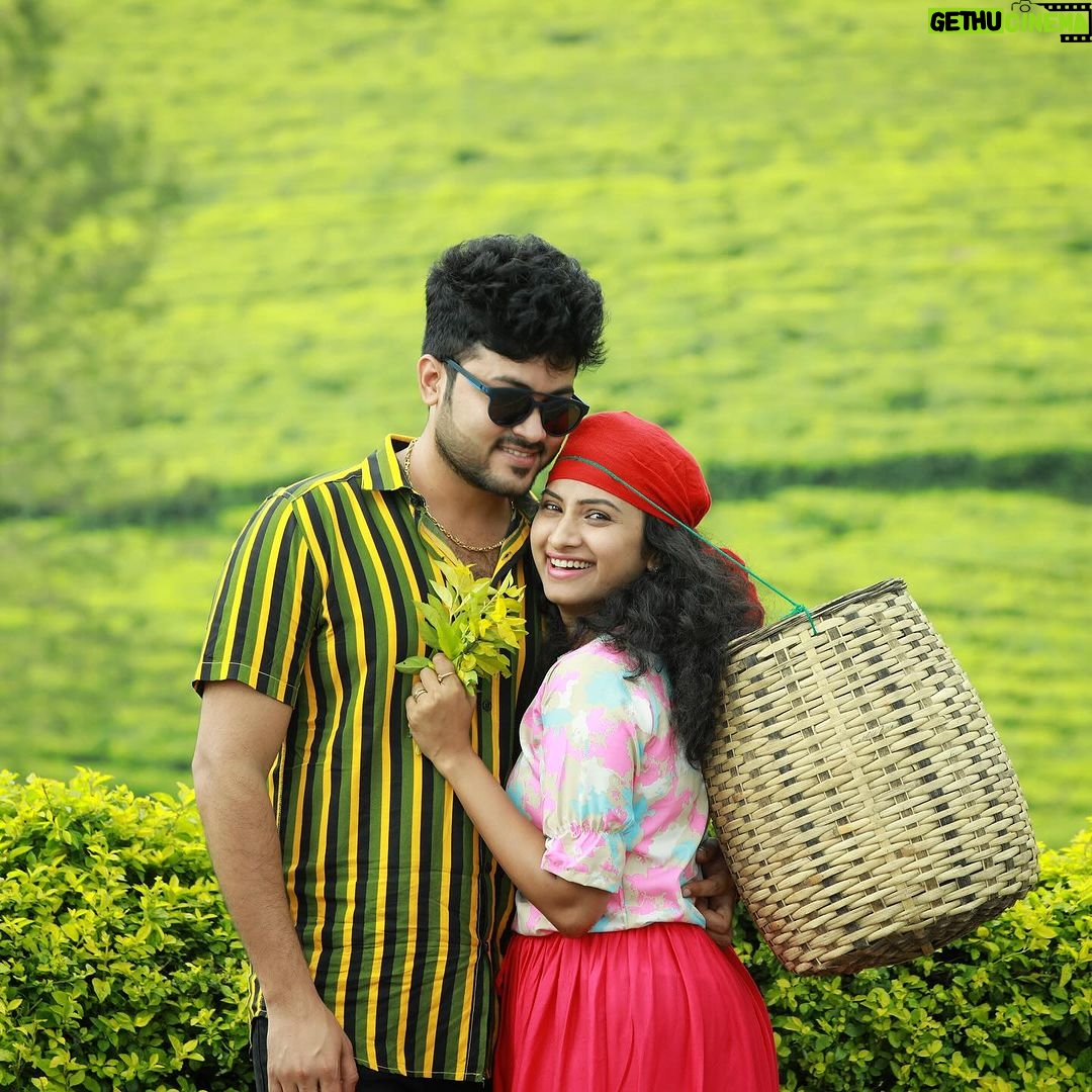 Vishnu Priya Instagram - Meet us at the tea Fields π³πβοΈπΏβοΈ . . . #tea #teafields #kerala #munnar #munnardiaries #travel #travelphotography #travelgram #instagram #instadaily #instagood #photo #photography #sidshnu #subscribe #like #share #comment #thankyouthankyouthankyou Munnar Tea Estate - kerala