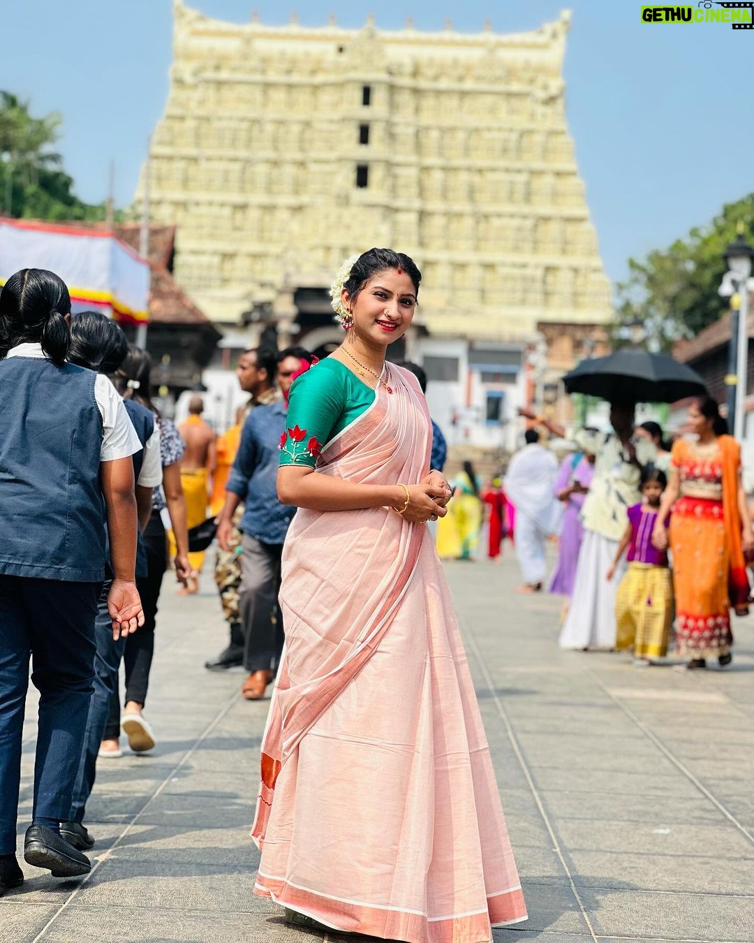 Vishnu Priya Instagram - A moment frozen in eternity’s embrace 😇 🙏🏻🛕 . Blouse designed by @wardrobe.talks 🤗 . . #temple #tradition #padmanabhaswamytemple #munnar #kerala #vacation #blessed #instagram #instagood #instalove #instadaily #instamood #insta #sidshnu #subscribe #like #share #comment #thankyouall ♥️♥️♥️♥️ Padmanabhaswamy Temple