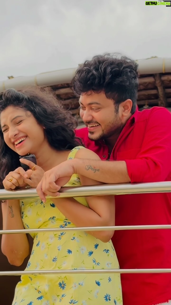 Vishnu Priya Instagram - I lOVE YOU అని పలికినదే నిను తాకినా గాజైనా………. అలిగిన నా చెలి నవ్వుల్లో నీ ప్రేమని చూస్తున్నా 🎵🎶🎵🎶🎵🎶 . . . . 📷: @anthonykarthik__ 💚🌴 . . . . #alleppey #munnar #kerala #vacation #boat #couple #couplegoals #blessed #forever #instagram #instagood #instadaily #instalike #instafashion #sidshnu #subscribe #like #share #like #comment #spreadlove #spreadpositivity #thankyouthankyouthankyou